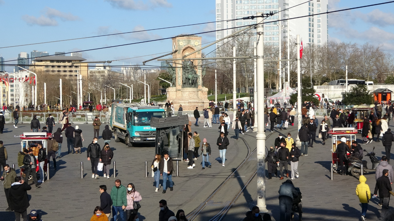 Güneşli havayı gören vatandaşlar Taksim'e akın etti